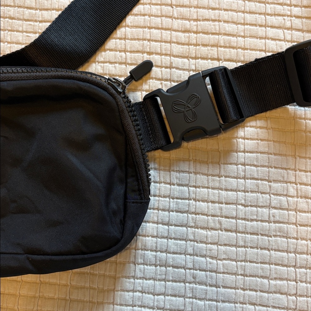 Aritzia Black Crossbody Bag - Picture 4 of 6